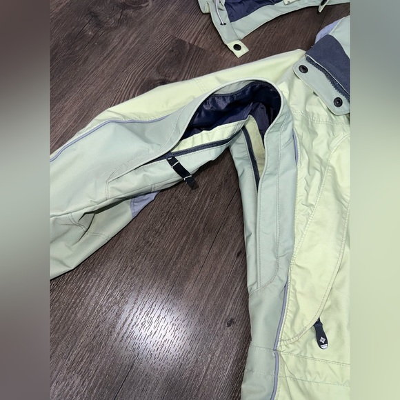 Woman’s Columbia ski/snowboarding Jacket green and gray - Picture 8 of 17